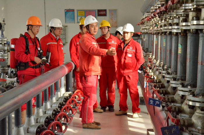 中国石化新闻网--西北油田--金秋新工现场技能