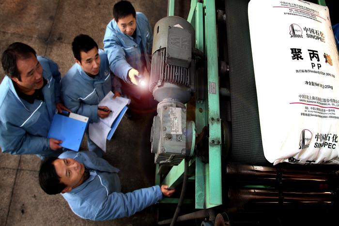 上海石化塑料部发挥 党员设备保养示范作用