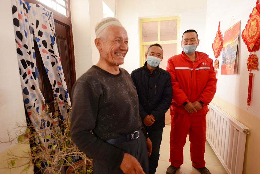 托合提·吐尼亚孜大叔露出满意的笑容 托合提·吐尼亚孜大叔露出满意的笑容