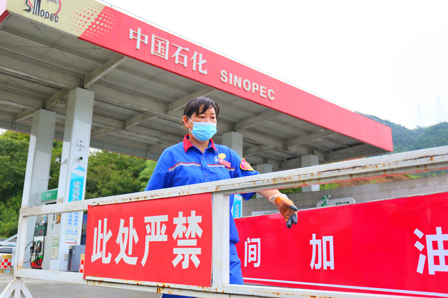 8月11日,加油站临时施工停业,张小兰关闭加油站进口(龚良奇 摄) 8月11日,加油站临时施工停业,张小兰关闭加油站进口(龚良奇 摄)