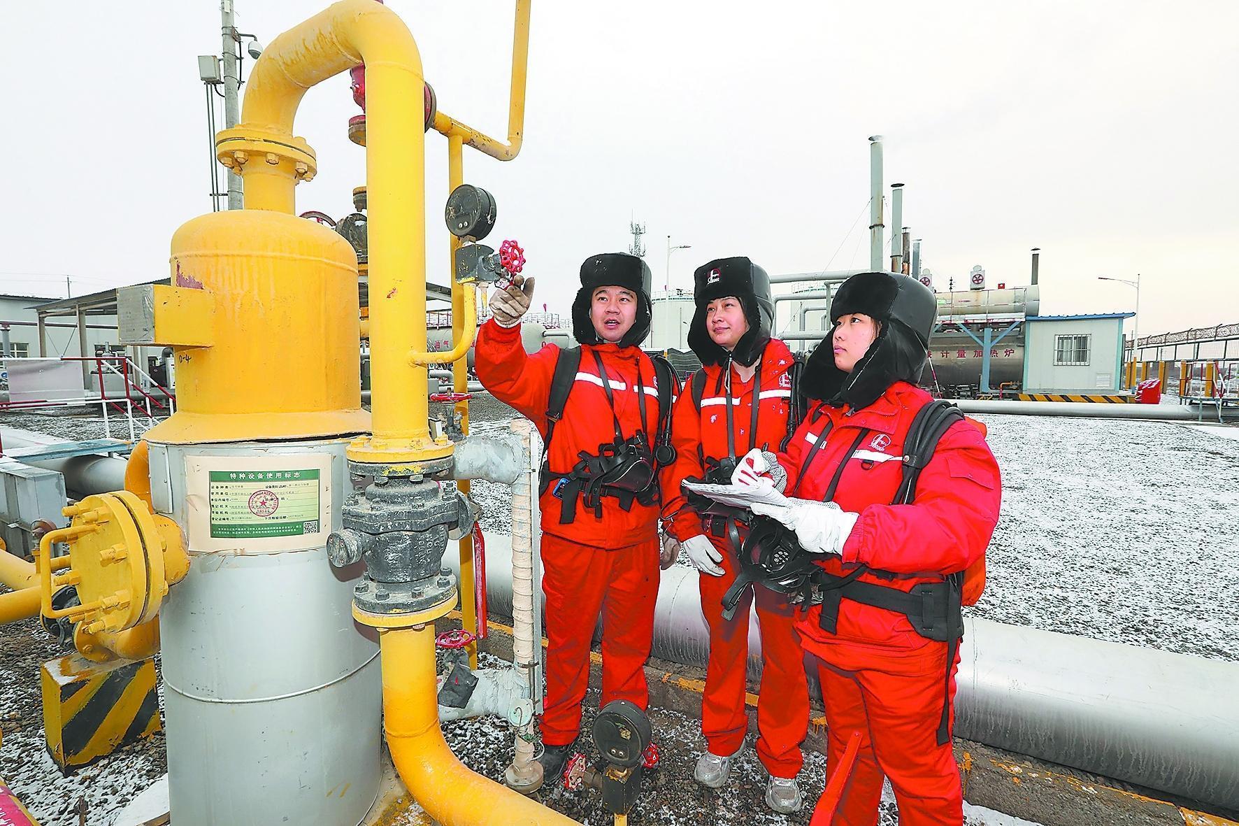 凛冬腊月风雪寒 温暖护航显担当