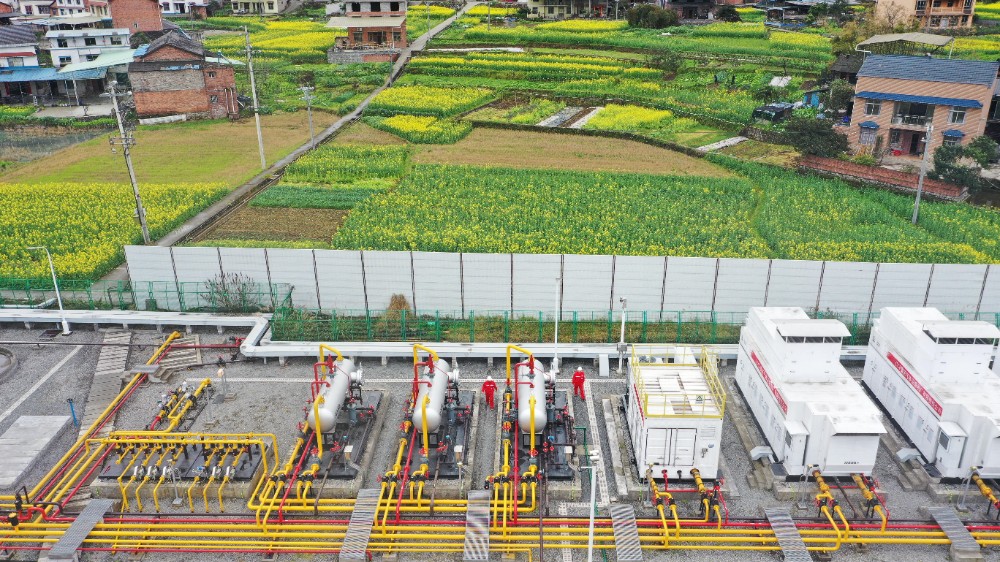 南川常压页岩气田员工在DP2平台巡检。