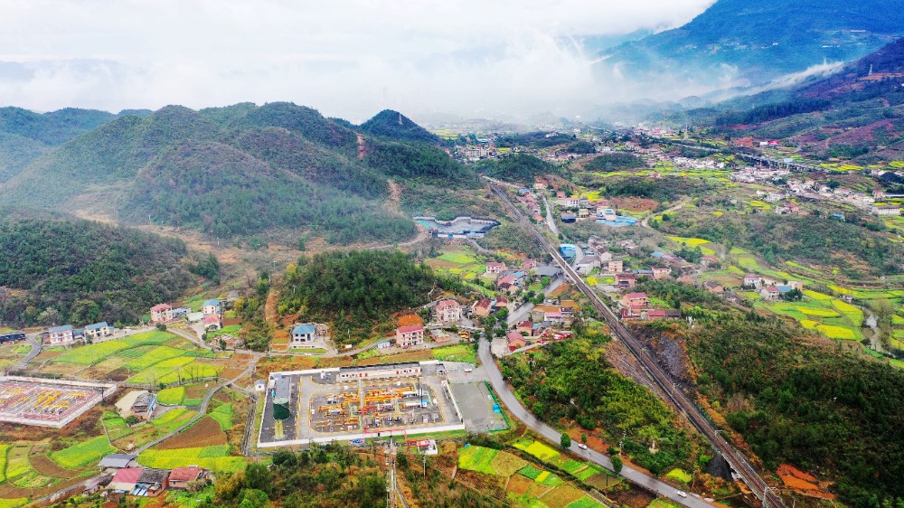 云雾缭绕的南川常压页岩气田东胜脱水站，日外输页岩气超400万立方米。